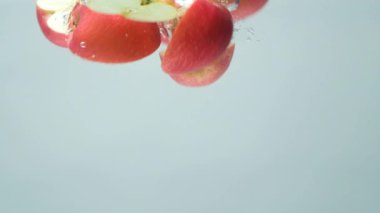 Suya batırılmış taze kırmızı elmalar, su sıçraması, yavaş çekim.