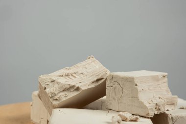 Metin için gri arkaplan boşluğunda taze maya