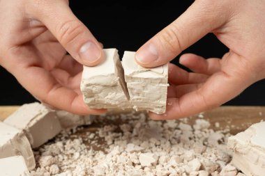 Pişirme Hazırlığı İçin Eller Taze Maya Küpü Kırıyor