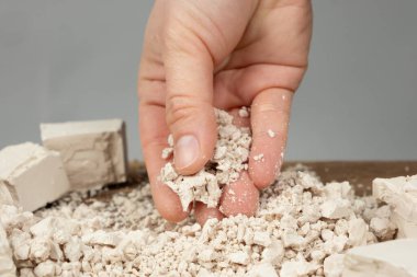 Parçalanan Taze Sıkıştırılmış Maya 'dan Hamur Hazırlanıyor