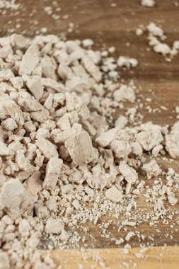 Sıkıştırılmış taze maya küpleri ahşap arka planda yakın plan