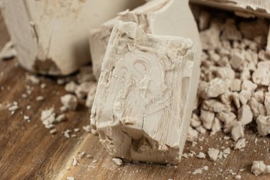 Sıkıştırılmış taze maya küpleri ahşap arka planda yakın plan