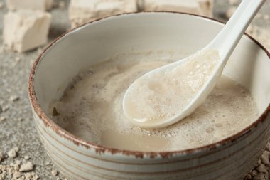 Sıcak suda şekerli taze mayanın aktifleştirilmesi