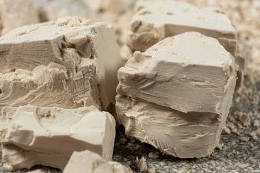 Sıkıştırılmış taze maya küpleri yakın plan..