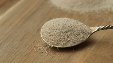 Kuru maya kaşıktan dökülüyor, makro ağır çekim.