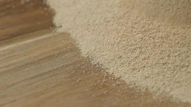 Yavaş Pişirme Hareketi İçin Anında Kuru Maya Dökümü.