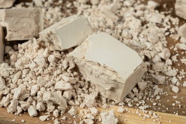 Sıkıştırılmış taze maya küpleri ahşap arka planda yakın plan