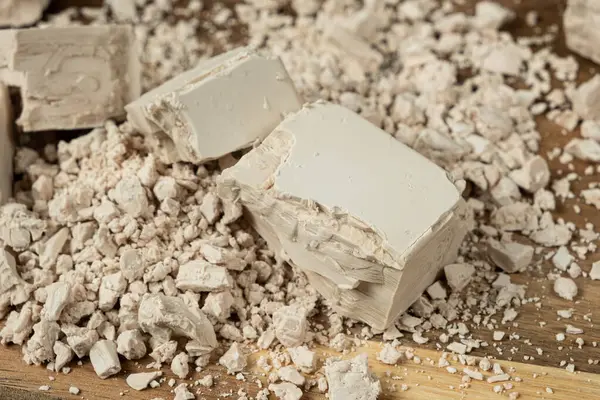 Sıkıştırılmış taze maya küpleri ahşap arka planda yakın plan