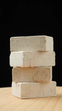 Pişirmek için taze sıkılmış maya. Dikey Çekim.