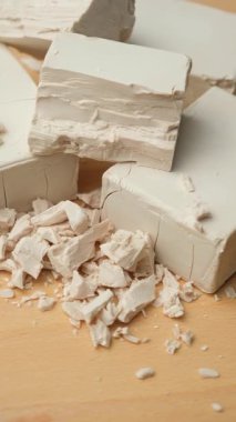 Sıkıştırılmış taze maya küpleri ahşap arka planda yakın plan