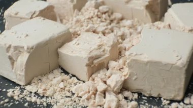 Sıkıştırılmış taze maya küpleri yakın plan..