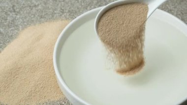 Kuru mayayı sıcak suya dökme süreci: yavaş çekim pişirme
