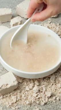 Sıcak suda taze mayayı eritme süreci, yemek tarifi, dikey ağır çekim..