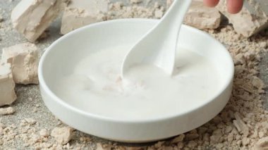 Bir kaşık dolusu taze mayayı ılık sütle karıştırıp mayalı hamur mayası yapmak.