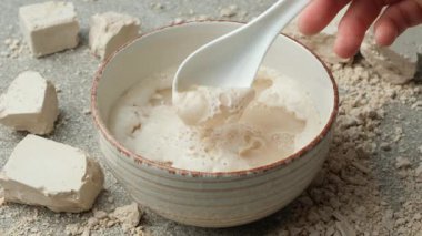 Şekerli, köpüklü ve köpüklü ılık suda ıslak mayanın aktifleştirilmesi, yavaş çekim.