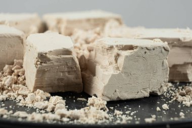 Sıkıştırılmış taze maya küplerinin makro dokusu.