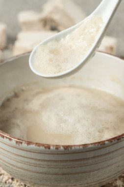 Sıcak suda şekerli taze mayanın aktifleştirilmesi