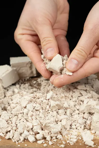 Pişirme Hazırlığı İçin Eller Taze Maya Küpü Kırıyor