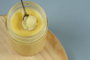Metin için Ghee Tereyağı Cam Kavanozda Kopyalama Uzayı.