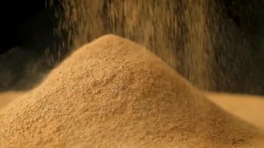 Yer tarçın baharatı ağır çekimde dökülür.