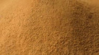 Yavaş çekim makro mermisi döken tarçın tozu..