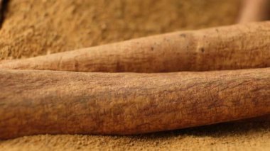 Makro Kahverengi Çubuklar. ve Yerdeki Tarçın Döndürme.