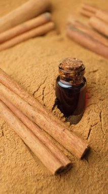 Cam bir şişede doğal tarçın yağı.