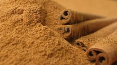 Toprak tarçın tüm tarçın üzerine dökülür. Yavaş çekim makrosu yapışır.