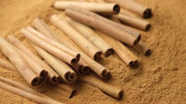 Tüm Kahverengi Çubukların Yakın Çekimi. ve Zemin Tarçın.