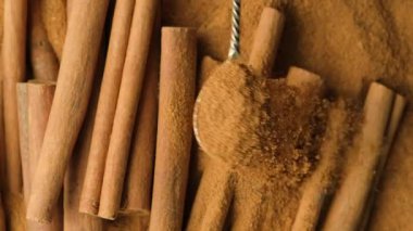 Kahverengi zemin tarçın Çubukların üzerine dökülüyor Yavaş çekim.