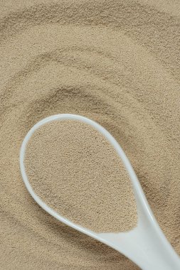 Kaşık görünümlü bir yerde yazı için kuru maya.