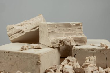 Gri Arkaplanda Taze Sıkıştırılmış Maya Blokları.