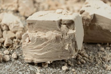 Sıkıştırılmış taze maya küpleri yakın plan..