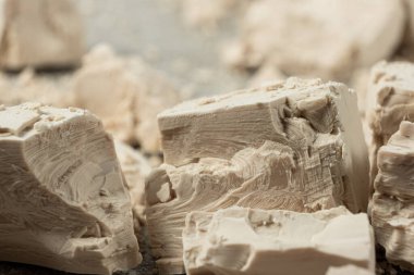 Sıkıştırılmış taze maya küpleri yakın plan..