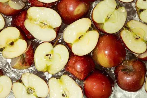 Sulu kırmızı elmalar Suyun içinde yüzüyor