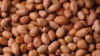 Çiğ, kurutulmuş fıstık çekirdekleri dökülüyor, yakın çekim, yavaş çekim.