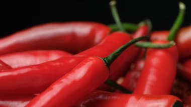 Taze kırmızı biberlerin makro görüntüsü yavaş dönüyor.