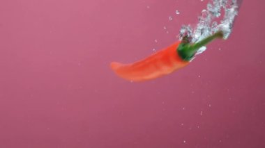 Kırmızı Biber Yavaş Çekimde Suya Düşüyor