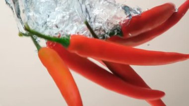 Chili Peppers suya düşüyor Hava kabarcıkları yaratıyor