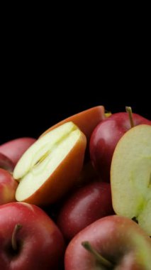 Sulu kırmızı organik elmalar. Metin için Siyah Dikey Arkaplanda Sağlıklı Taze Meyveler