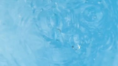 Yavaş Çekimde Düşen Kristal Temiz Su Damlacıkları