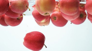 Taze Kırmızı Elmalı Sanatsal Sualtı Sahnesi.