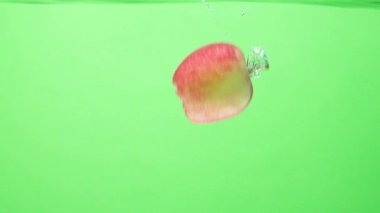 Kırmızı Elma Splash Efekti ile suya daldı.