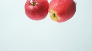 İki Kırmızı Elma Su Altında Çarpıştı Yavaş Hareket