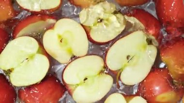 Sulu Tüm Elmalar ve Kesilen Kırmızı Elmalar Su Sıçratma Üst Görünümü