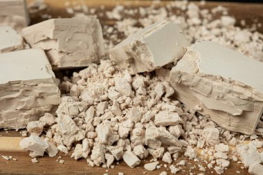 Sıkıştırılmış taze maya küpleri ahşap arka planda yakın plan