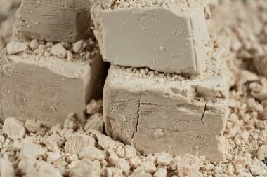 Sıkıştırılmış taze maya küplerinin makro dokusu.