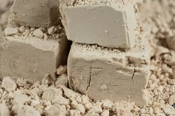 Sıkıştırılmış taze maya küplerinin makro dokusu.