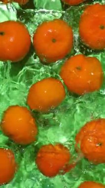 Suda yüzen sulu mandalinalar, biraz su, üst manzara, yavaş çekim