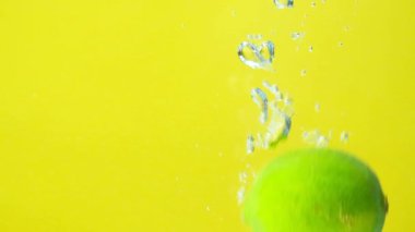 Suyun altındaki sulu kireç. Yavaş Hareketli Citrus Düşüşü. Metin için boşluk